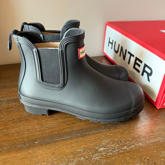 Hunter Woman’s Black Original Chelsea Waterproof Rain Boot- Size 6M - Picture 3 of 9